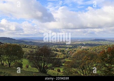 Blick von Barrow Wake, Hay Bluff (44 Meilen entfernt) kann rechts vom Zentrum am Horizont gesehen werden. Birdlip, Gloucestershire, England, Großbritannien, Großbritannien, Europa Stockfoto