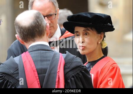 Aung San Suu Kyi erhält während der jährlichen Encaenia-Zeremonie die Ehrendoktorwürde der Universität Oxford. 20. Juni 2012 © Paul Treadway Stockfoto