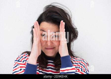 Nahaufnahme Porträt junge Frau mit Händen zu Gesicht Stockfoto