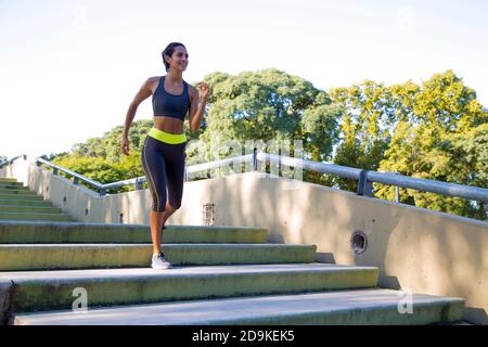 Junge Joggingin läuft am Morgen Stockfoto