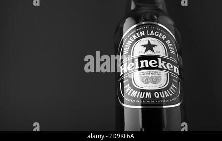 Flasche Heineken Lager Bier. Heineken ist das Flaggschiff von Heineken International. Das beliebteste Bier der Welt. 13.03.2020, Russland. Stockfoto