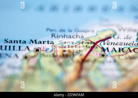 Geringe Schärfentiefe Fokus auf geografische Kartenposition von Mount Sierra Nevada de Santa Marta in Kolumbien Südamerika Kontinent auf dem Atlas Stockfoto