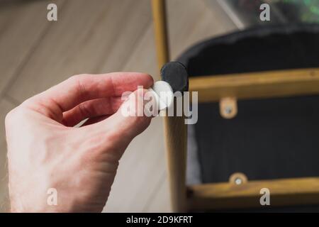 Weiche Schutzaufkleber für Möbelbeine. Stockfoto