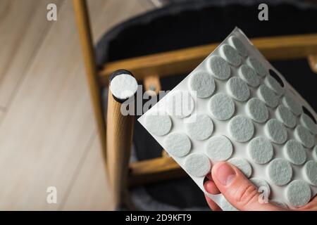 Weiche Schutzaufkleber für Möbelbeine. Stockfoto