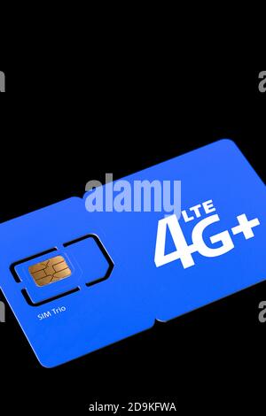 Größe der sim-Karte. Standard-, Micro- und Nano-SIM-Karte. SIM-Karte für Telefon auf schwarzem Hintergrund gestapelt. Stockfoto