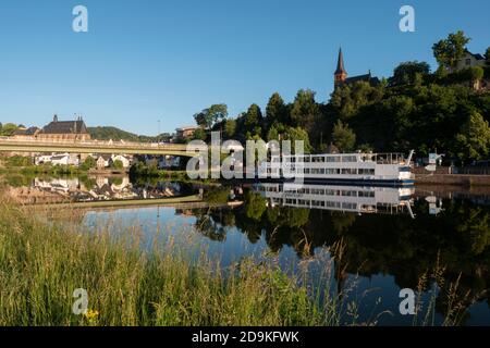 Ev. Kirche und Unterstadt Staden in Saarburg, Saartal, Rheinland-Pfalz, Deutschland Stockfoto