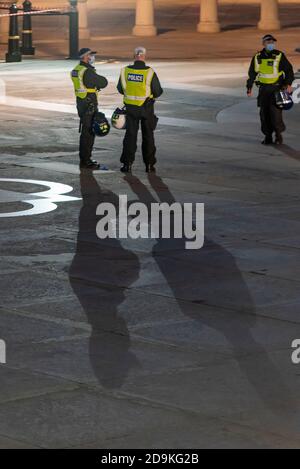 Polizei patrouilliert am Trafalgar Square in Vorbereitung auf einen Anti-Lockdown-Protest am ersten Tag der zweiten COVID-19-Sperre, London, Großbritannien. Schatten Stockfoto