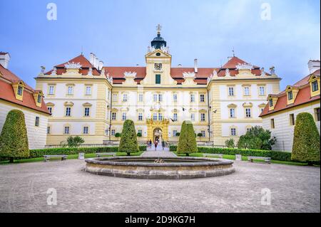 Blick auf den kleinen Brunnen und die Fassade von Schloss Valtice, UNESCO (Tschechische Republik) Stockfoto