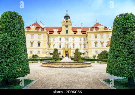 Blick auf den kleinen Garten vor dem Schloss Valtice, UNESCO (Tschechische Republik) Stockfoto