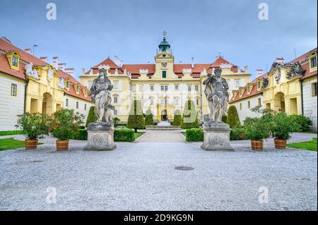 Blick auf den kleinen Garten vor dem Schloss Valtice, UNESCO (Tschechische Republik) Stockfoto