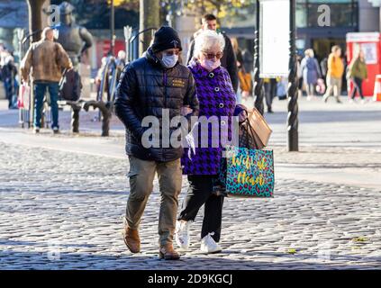 Dundee, Tayside, Schottland, Großbritannien. November 2020. UK Wetter: Ein sehr heller und sonniger Herbsttag durch Nordostschottland mit Temperaturen bis zu 10 Grad Anwohner genießen das schöne Wetter, während sie Zeit mit Einkaufen und Geselligkeit im Stadtzentrum von Dundee verbringen, bevor die härtere Stufe 3 Covid-19 Lockdown am Montag, den 9. November 2020 stattfindet. Kredit: Dundee Photographics/Alamy Live Nachrichten Stockfoto