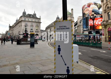 Piccadilly Circus, London, Großbritannien. November 2020. Sperre 2. Ruhige Straßen im Londoner West End. Kredit: Matthew Chattle/Alamy Live Nachrichten Stockfoto