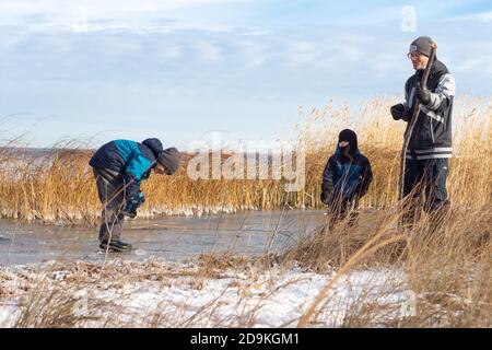 Aktive Familie Outdoor-Teichhockey, Saskatchewan Kanada Stockfoto