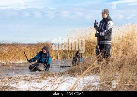 Aktive Familie Outdoor-Teichhockey, Saskatchewan Kanada Stockfoto