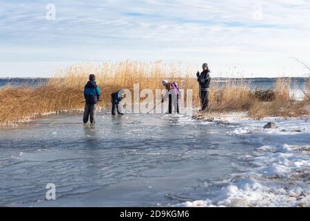 Aktive Familie Outdoor-Teichhockey, Saskatchewan Kanada Stockfoto