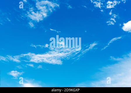 Weiche Wolken über einem strahlend blauen Himmel Stockfoto