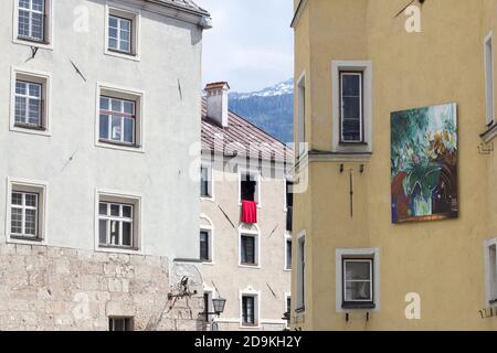 Perspektiven aus den Straßen von Hall in Tirol Stockfoto