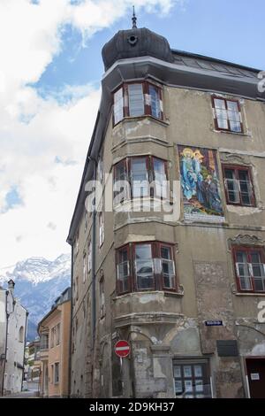 Perspektiven aus den Straßen von Hall in Tirol Stockfoto