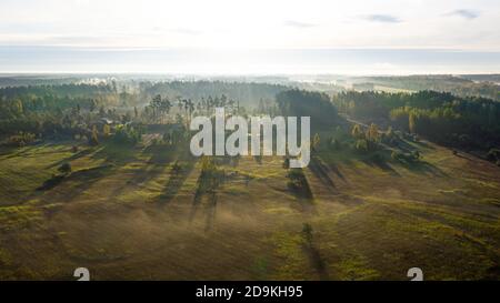 Lettische ländliche Landschaft an einem nebligen Herbstmorgen, Luftaufnahme Stockfoto