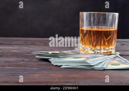 Stillleben Glas Whisky und Dollar. Stockfoto