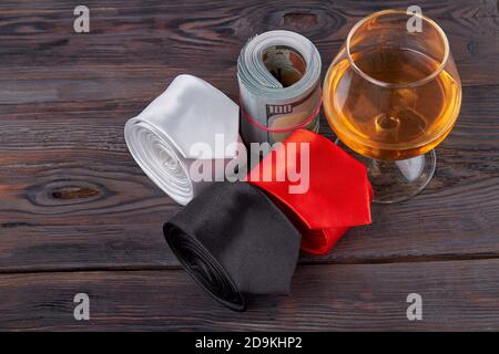 Nahaufnahme Herren Accessoires auf Holztisch. Stockfoto