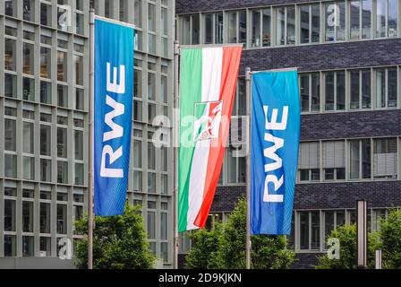 Flaggen vor der RWE-Zentrale, neuer Campus in Altenessen, Essen, Ruhrgebiet, Nordrhein-Westfalen, Deutschland Stockfoto