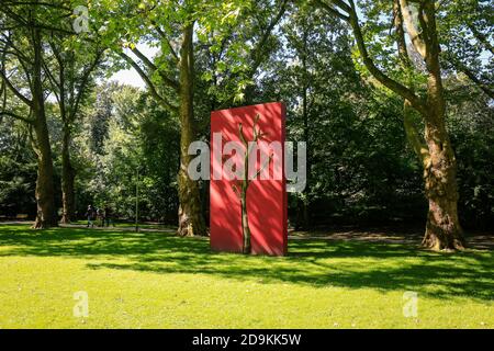 Essen, Nordrhein-Westfalen, Ruhrgebiet, Deutschland, Kunst im öffentlichen Raum, hier Denkmal 1990 'toter Baum - eingebettet in Betonwand' von Gloria Friedmann, fotografiert auf dem Moltkeplatz im Moltkeviertel anlässlich der Essen 2017 Grüne Hauptstadt Europas. Stockfoto