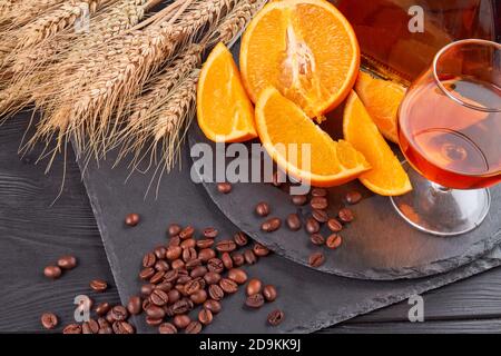 Blick von oben auf Kaffeebohnen und ein Glas Brandy. Stockfoto