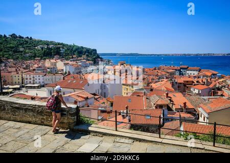 Piran, Istrien, Slowenien - Stadtübersicht, Urlauber blickt über die Dächer der Hafenstadt am Mittelmeer. Stockfoto