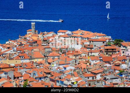 Piran, Istrien, Slowenien - Stadtübersicht, Blick über die Dächer der Hafenstadt am Mittelmeer. Stockfoto