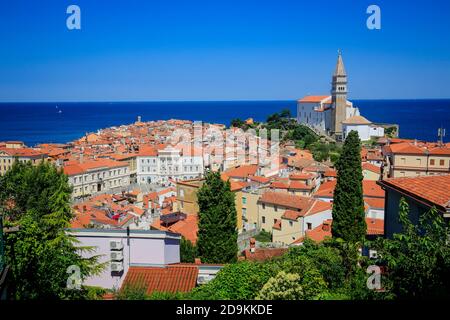 Piran, Istrien, Slowenien - Stadtübersicht, Blick über die Dächer der Hafenstadt am Mittelmeer mit dem Tartini-Platz und der St.-Georgs-Kathedrale. Stockfoto