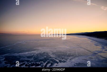 Gefrorener Baikalsee, Bummocks. Schöne Winterlandschaft mit klarem glatten Eis in der Nähe felsigen Ufer. Das berühmte Naturdenkmal Russland. Blau transparent Stockfoto