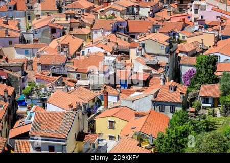 Piran, Istrien, Slowenien - Stadtübersicht, Blick über die Dächer der Hafenstadt am Mittelmeer. Stockfoto