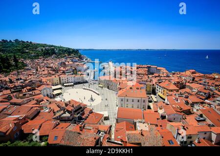 Piran, Istrien, Slowenien - Stadtübersicht, Blick über den Tartini-Platz und die Dächer der Hafenstadt am Mittelmeer. Stockfoto