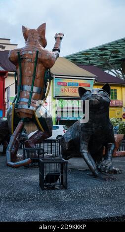 Außenansicht des Cats-Denkmals in der Innenstadt von Kuching, Malaysia. Aufgrund der Fülle von Katzen in der Gegend Kuching wird oft als "die Katzen Stadt" Stockfoto