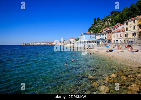 Piran, Istrien, Slowenien - Strandleben am Stadtstrand Fornace in der Hafenstadt Piran am Mittelmeer. Stockfoto