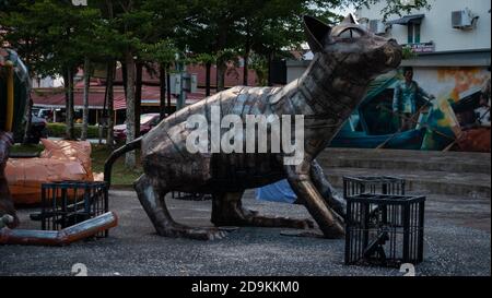 Außenansicht des Cats-Denkmals in der Innenstadt von Kuching, Malaysia. Aufgrund der Fülle von Katzen in der Gegend Kuching wird oft als "die Katzen Stadt" Stockfoto