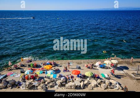 Piran, Istrien, Slowenien - Strandleben am Stadtstrand. Stockfoto