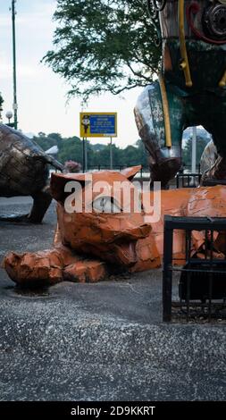 Außenansicht des Cats-Denkmals in der Innenstadt von Kuching, Malaysia. Aufgrund der Fülle von Katzen in der Gegend Kuching wird oft als "die Katzen Stadt" Stockfoto