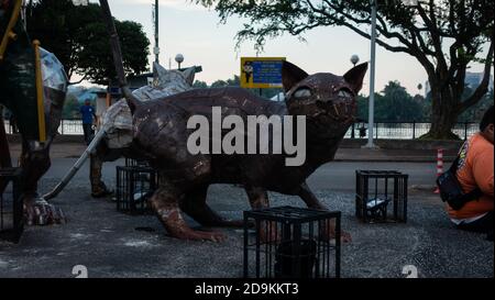 Außenansicht des Cats-Denkmals in der Innenstadt von Kuching, Malaysia. Aufgrund der Fülle von Katzen in der Gegend Kuching wird oft als "die Katzen Stadt" Stockfoto