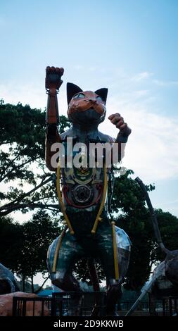 Außenansicht des Cats-Denkmals in der Innenstadt von Kuching, Malaysia. Aufgrund der Fülle von Katzen in der Gegend Kuching wird oft als "die Katzen Stadt" Stockfoto