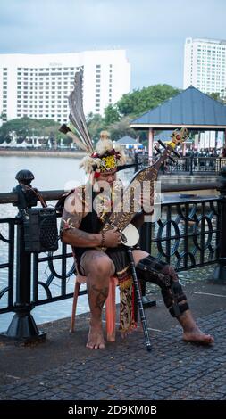 Sarawakian Mann spielt Sape, traditionelles Sarawak Musikinstrument Stockfoto