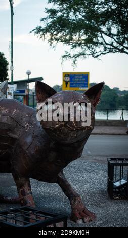 Außenansicht des Cats-Denkmals in der Innenstadt von Kuching, Malaysia. Aufgrund der Fülle von Katzen in der Gegend Kuching wird oft als "die Katzen Stadt" Stockfoto