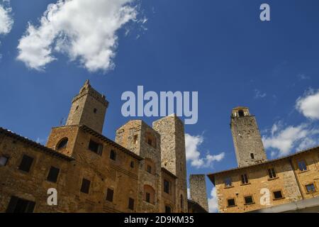 Mittelalterliche Türme Torre Grossa, Torri degli Ardinghelli und Torre Rognosa in der Altstadt von San Gimignano, UNESCO Weltkulturerbe, Toskana, Italien Stockfoto