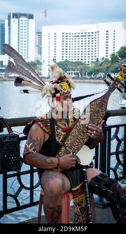 Sarawakian Mann spielt Sape, traditionelles Sarawak Musikinstrument Stockfoto