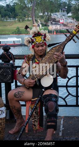 Sarawakian Mann spielt Sape, traditionelles Sarawak Musikinstrument Stockfoto