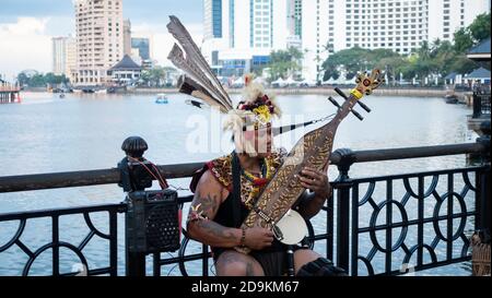 Sarawakian Mann spielt Sape, traditionelles Sarawak Musikinstrument Stockfoto