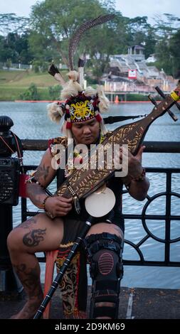 Sarawakian Mann spielt Sape, traditionelles Sarawak Musikinstrument Stockfoto