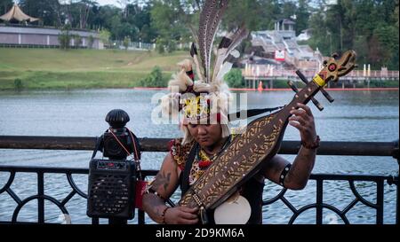 Sarawakian Mann spielt Sape, traditionelles Sarawak Musikinstrument Stockfoto