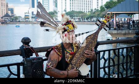 Sarawakian Mann spielt Sape, traditionelles Sarawak Musikinstrument Stockfoto